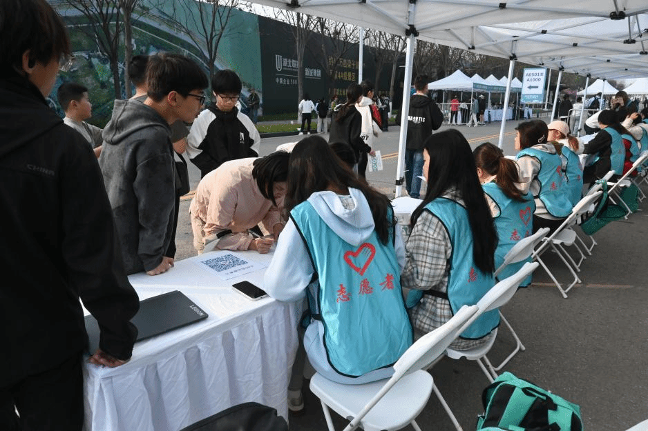 我校志愿者温情护航梁子湖亲子马拉松