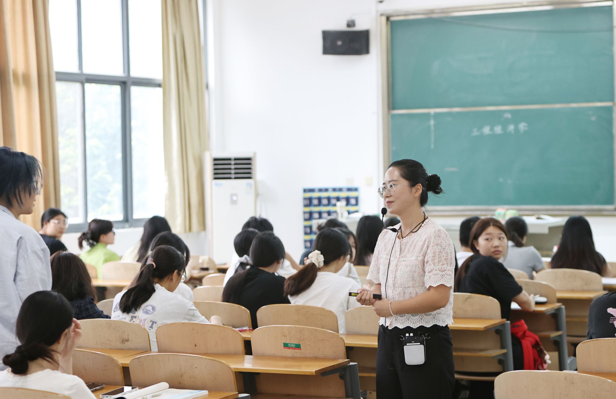 校领导深入课堂聆听“开学第一课”