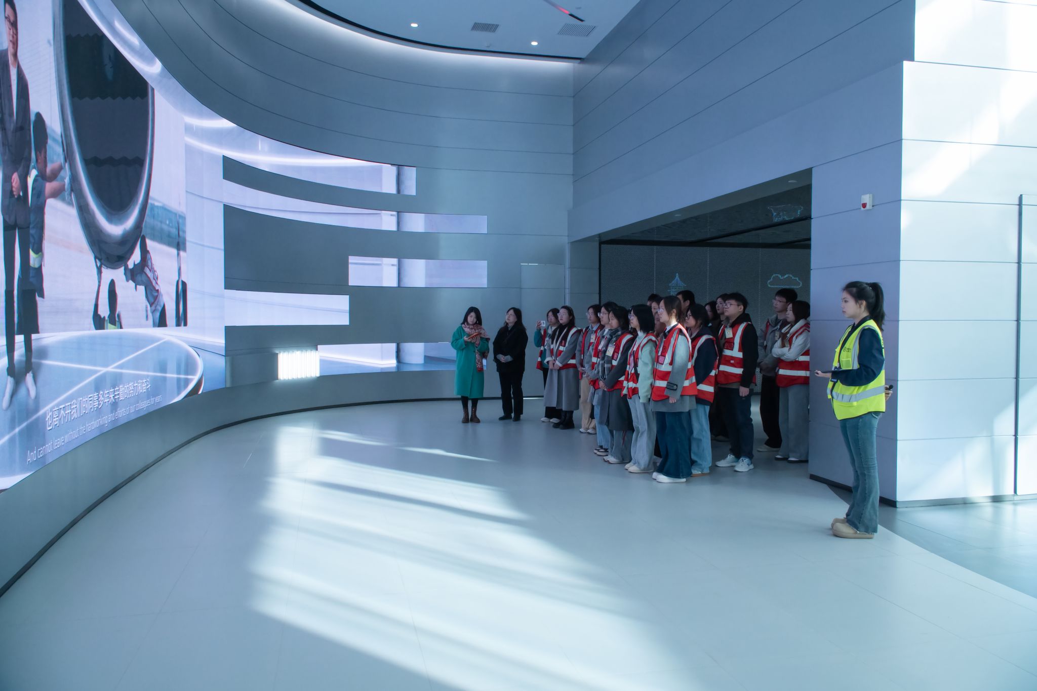 “职起新城·认知营”实践活动开营，新生走进鄂州花湖机场探秘智慧物流