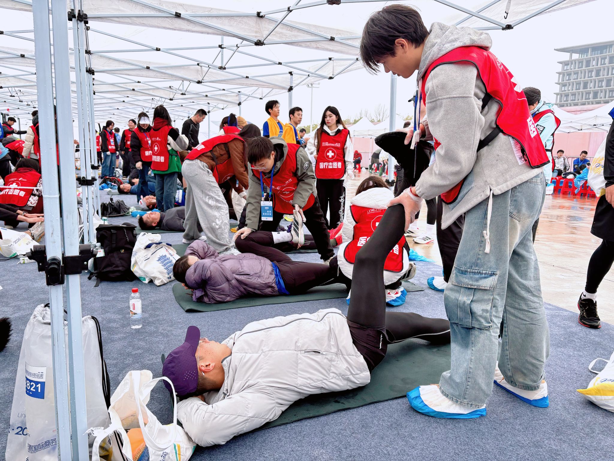 我校350名志愿者服务武汉空港半马 青春力量护航赛事平安