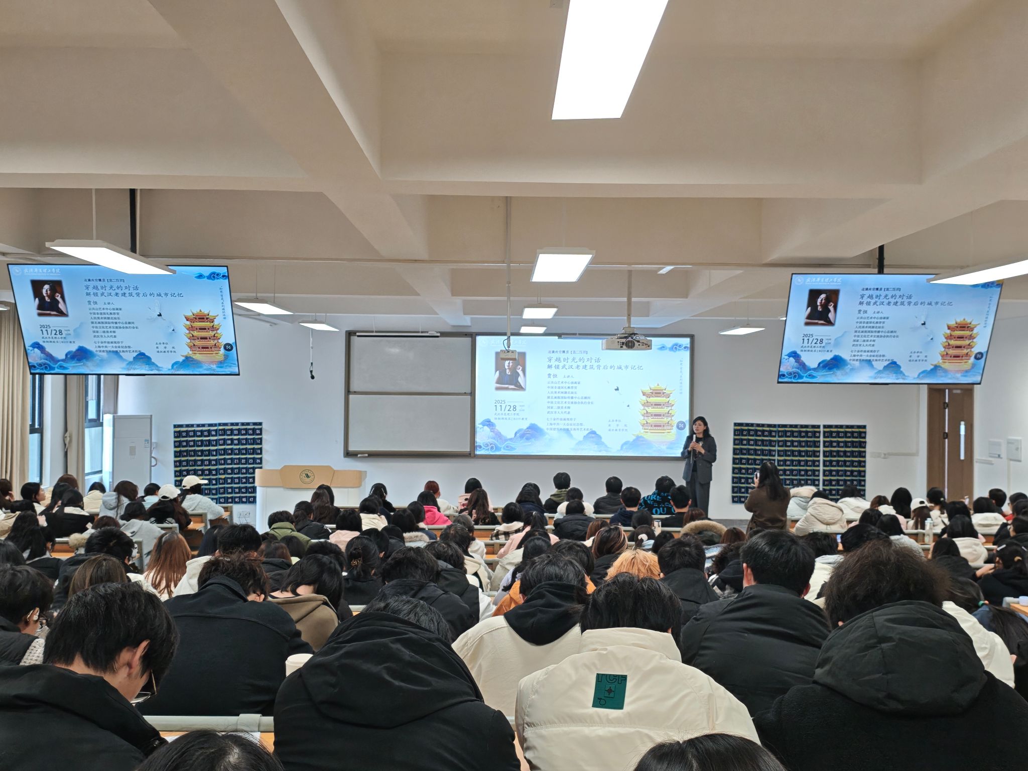 【“知楚·育美”通识活动专题】当油彩光影“对话”城市记忆：通识课堂解锁武汉文脉