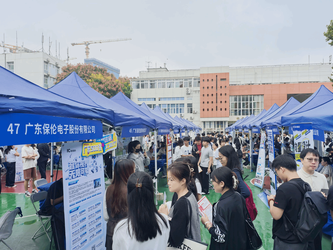 2027届毕业生首场校园双选会举行 百余家用人单位来校揽才