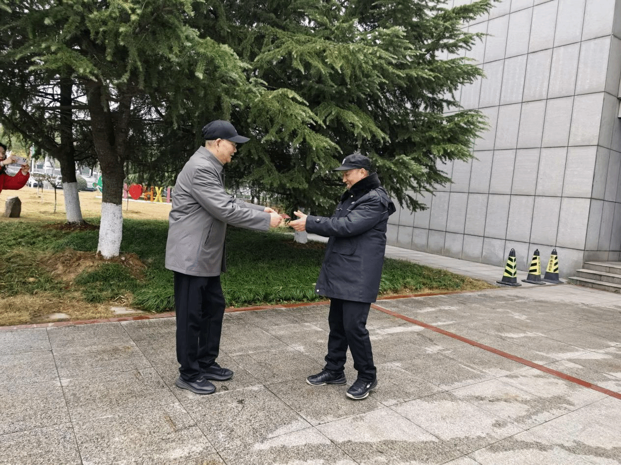 瑞马迎春 情暖校园 校领导大年初一看望慰问留校教职工